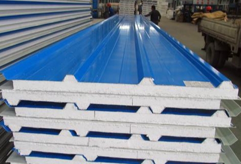 夏季高溫對(duì)彩鋼板的核心威脅是火災(zāi)風(fēng)險(xiǎn)、熱變形、腐蝕加速